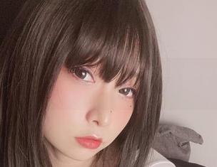 小泉学姐吖带你一起领略死库水Cos的一抹清新，生动展现个性风格