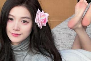 精致少女小瑶幺幺豹纹美图更新，时尚态度尽在其中！