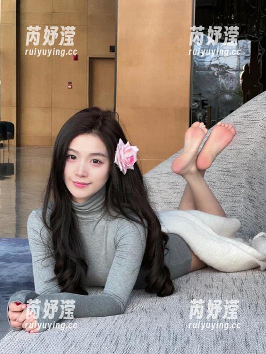小瑶幺幺 精致少女小瑶幺幺豹纹美图更新,时尚态度尽在其中!