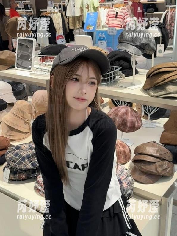 小芯酱 微密圈 - 感受小芯酱的唯美瞬间,吊带白丝写真图集下载,尽情沉醉于每一帧画面