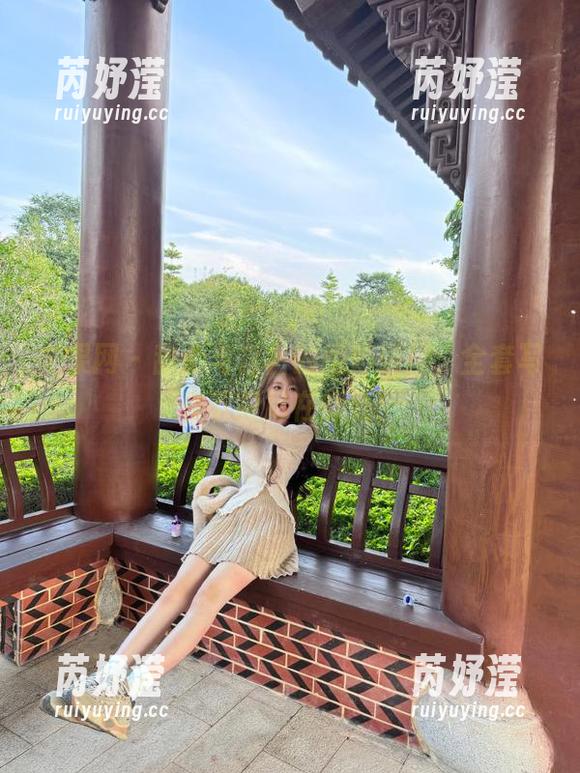 尤果网 - 甜心与含含的绝妙碰撞，全套写真下载尽在此处！