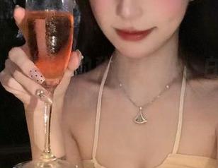 尤果网 – 在米妮的私拍写真中，白丝展现极致优雅与青春气息