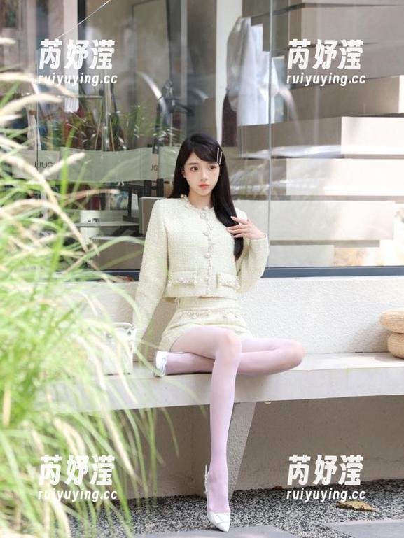 尤果网 - 靳宝奶牛写真集资源推荐：探索她作品中的每一份细腻