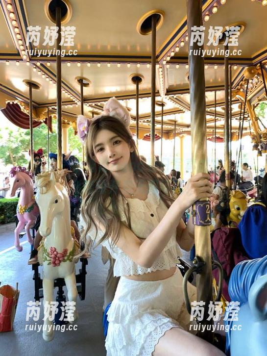 尤蜜荟-小海臀Rena 尤蜜荟 - 小海臀Rena夏日写真盛宴,福利活动开启无限可能!