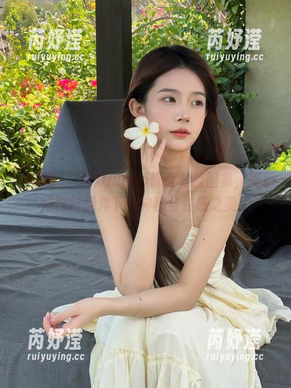 尤蜜荟 - 左冰Queen修女私房图集，揭示她独特视角下的神秘与性感之美！