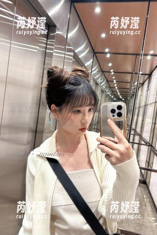 年年Nnian全套写真：粉色内衣自摄，细腻展现女性魅力