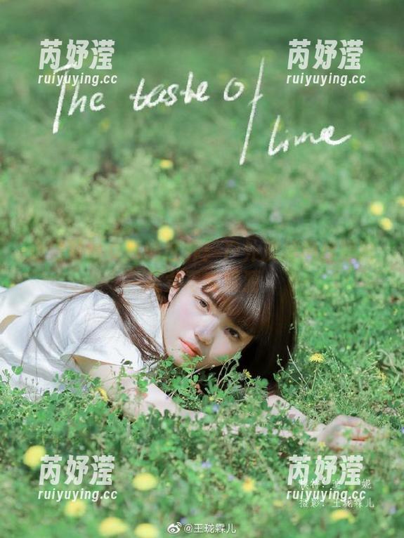 走进慕丝女郎的世界：户外皮裙肉丝短靴美女写真资源