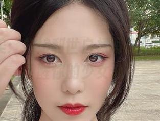 清新唯美：抖娘利世白裙写真原图壁纸，唤醒你的少女心！