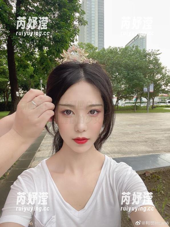 清新唯美：抖娘利世白裙写真原图壁纸，唤醒你的少女心！