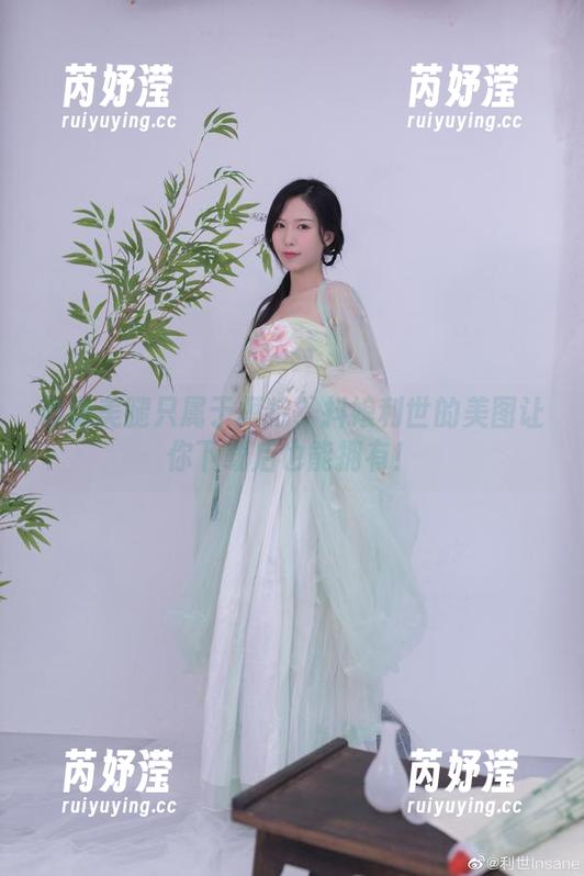谁说美腿只属于模特？抖娘利世的美图让你下载后也能拥有！