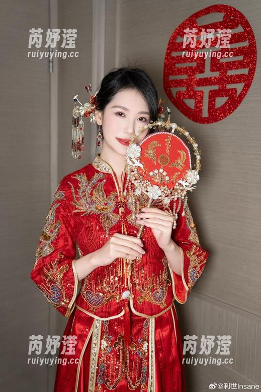 走进抖娘利世的白衬衫写真作品，体会她对生活的热爱与追求