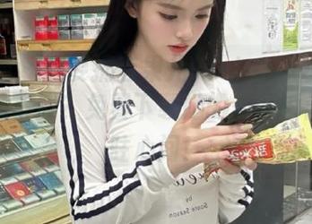 微密圈 – 想要拥有果儿Victoria水手服风情的写真？免费下载她的美丽瞬间，永驻心间！