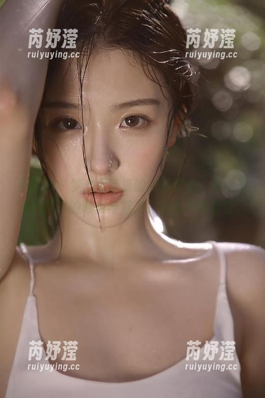 果团网 - 梦心月带来的肉丝作品，尽享高清图库中的唯美与魅力，绝对不容错过。