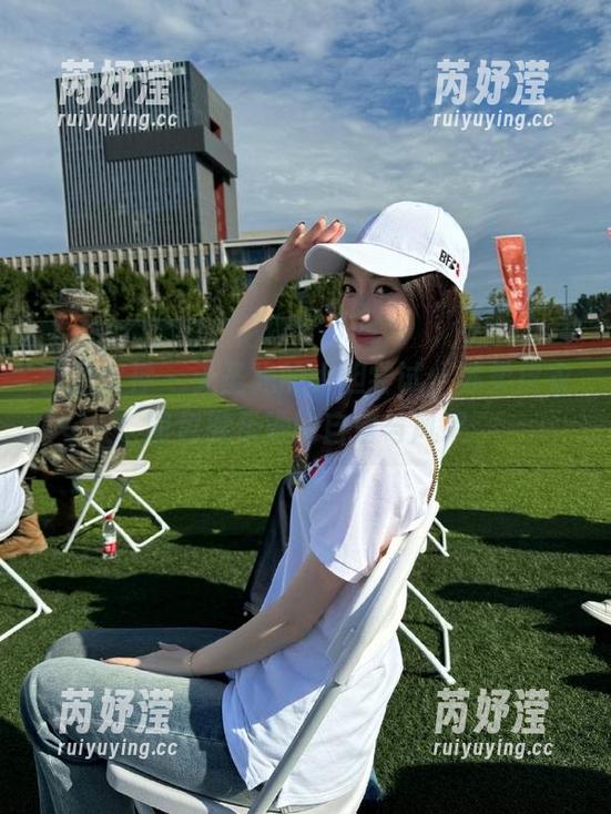 梦丝女神 - 无圣光的大胆尝试，苏柔皮衣图包展示她的自信与风采