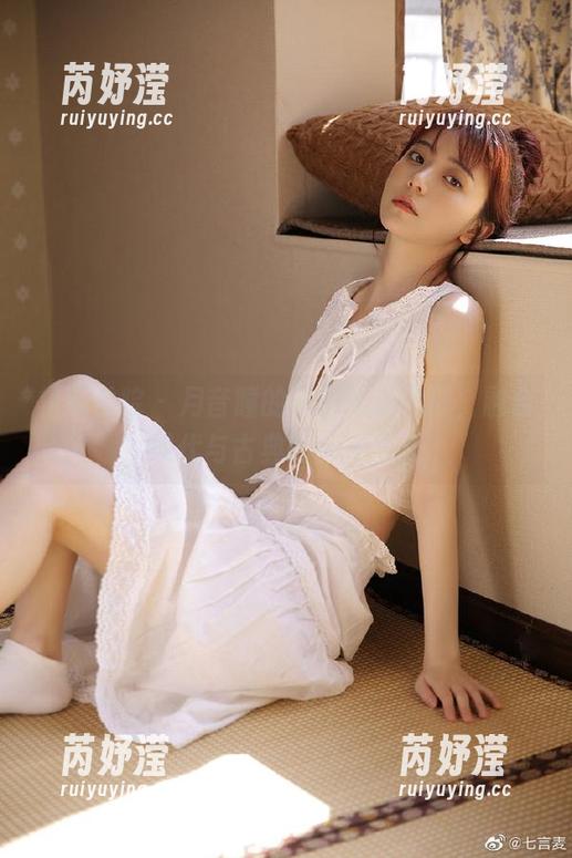 模范学院 - 月音瞳的礼服写真图册，融合现代与古典的完美呈现