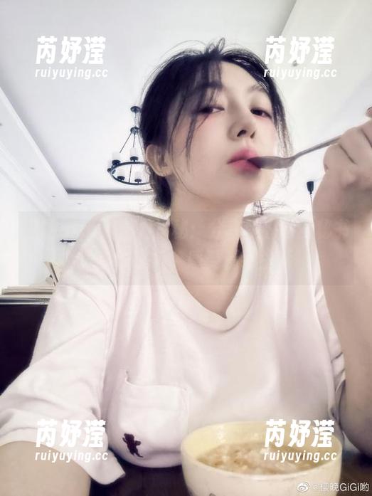 樱晚gigi 樱晚gigi的魅力揭秘:分享她独特的秘书写真作品集,感受精致生活