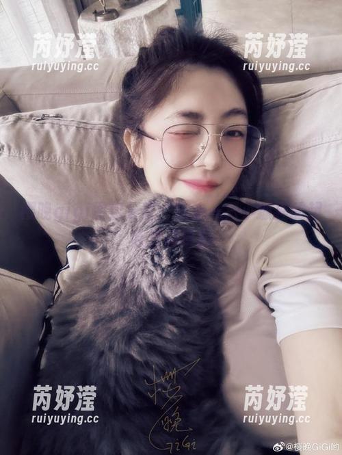 樱晚gigi图包分享：抱走一只小狐狸的超萌休闲摄影