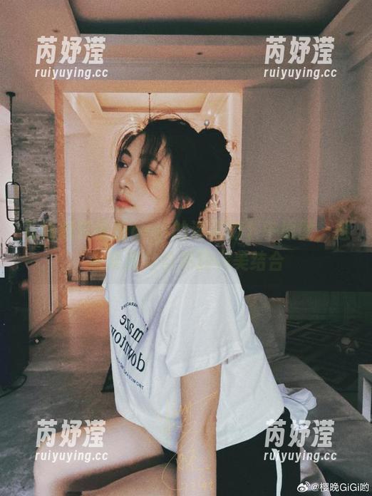 在线欣赏樱晚gigi的清凉的下午原图，邂逅唯美与自然的完美结合