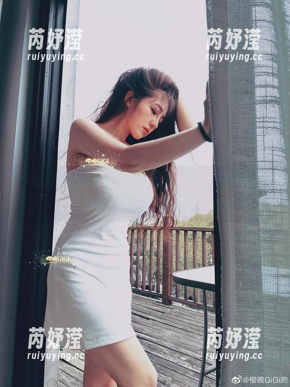 一起观看樱晚gigi的黑白之美，图包带你领略绝妙拍摄技巧！
