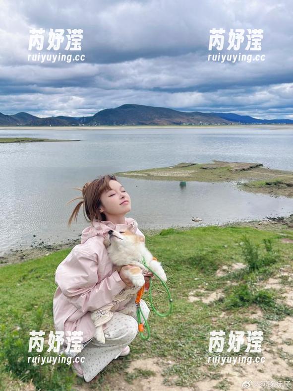 河豚抚子办公室写真福利，带你领略工作的优雅与艺术！