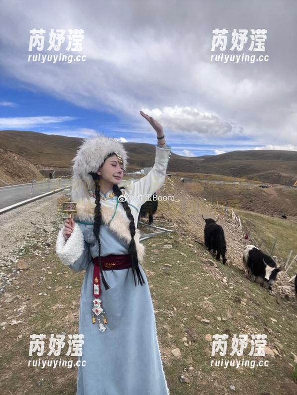 “炸蛋Boom”与“灰丝”的完美结合：探索迷人Cos写真背后的故事