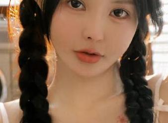 爱蜜社 – 独家发布Lavinia肉肉毛衣写真原图全集，感受她的温暖与优雅