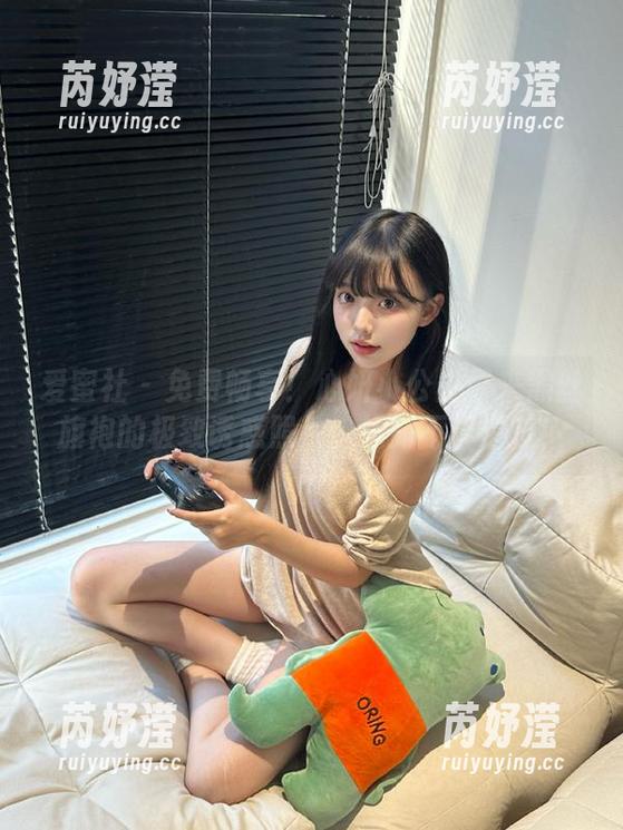 爱蜜社 - 免费畅享！心妍小公主带来黑丝旗袍的极致诱惑照片，绝对不容错过！