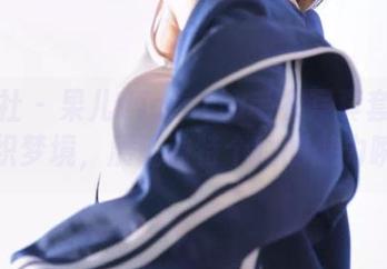 爱蜜社 – 果儿Victoria毛衣写真套图：编织梦境，展现独特个性的魅力瞬间