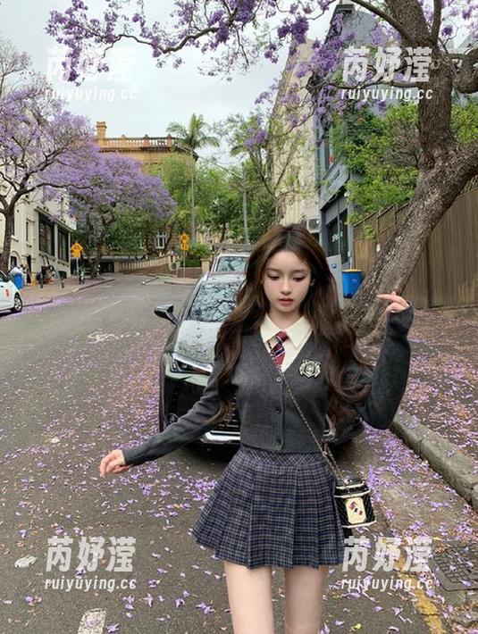 物恋传媒 - 小飞的丝袜美图，照片记录下她的优雅与自信之美
