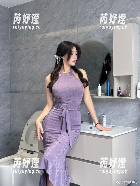 充满情感的厨娘白烨烨图包：写真捕捉她厨房中的每一个细腻瞬间