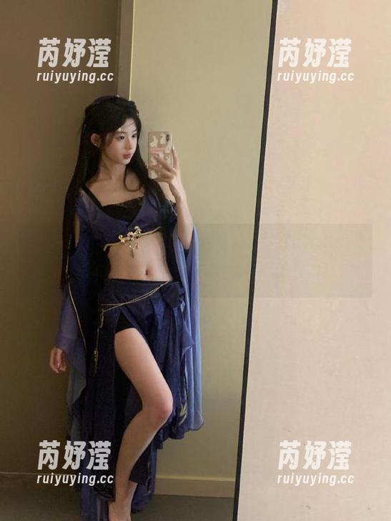 白莉爱吃巧克力 从原图看白莉爱吃巧克力的美腿,cos风格别具一格
