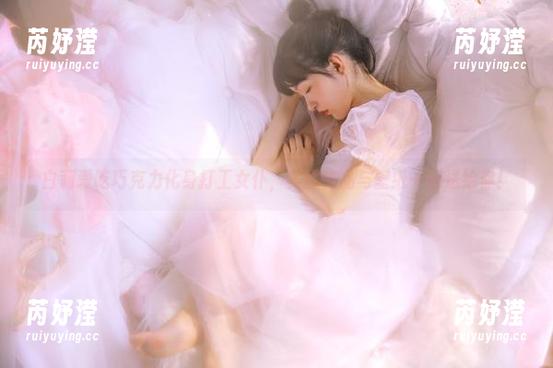 白莉爱吃巧克力化身打工女仆，美图作品与壁纸一起送给你！