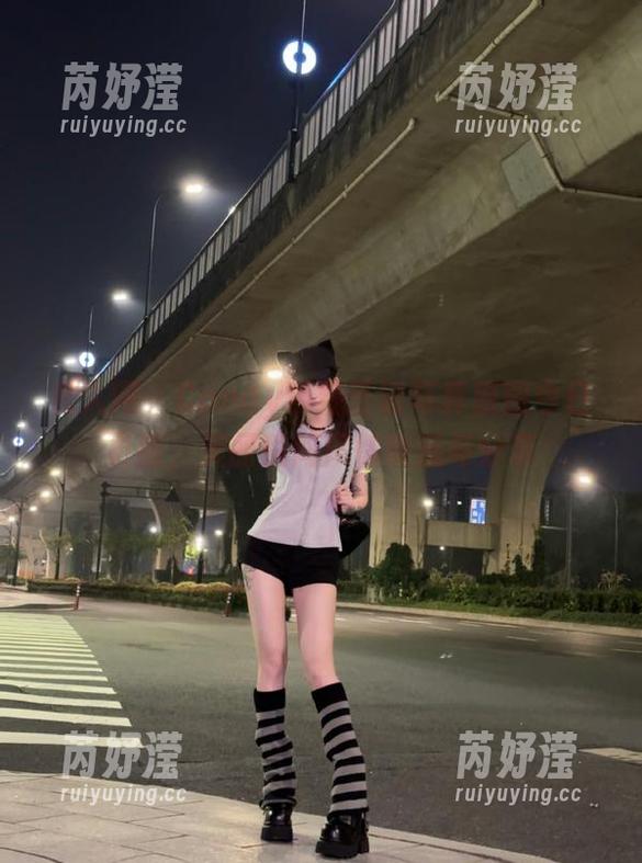 秀人网 - Candy糖糖圣诞写真原图今日更新，美丽瞬间尽情收藏与分享
