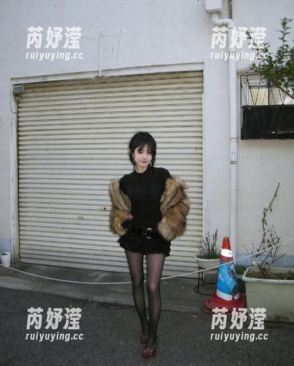 秀人网-任莹樱 秀人网 - 释放魅力,任莹樱最新泳池写真美图让你感受夏日热情