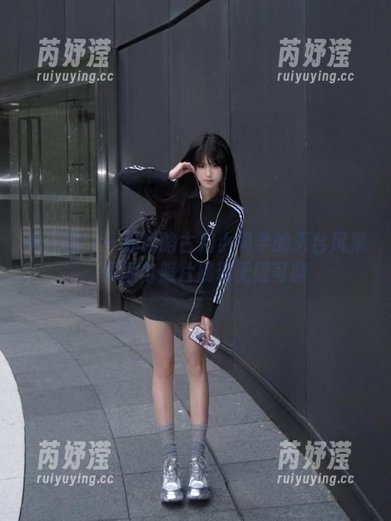 秀人网 - 一起领略古月小同学的天台风采：原图与照片展现无限可能