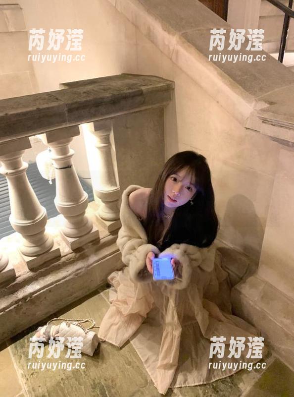 秀人网 - 感受周波儿的艺术魅力，肉丝作品分享让你沉浸在图库的美丽之中！