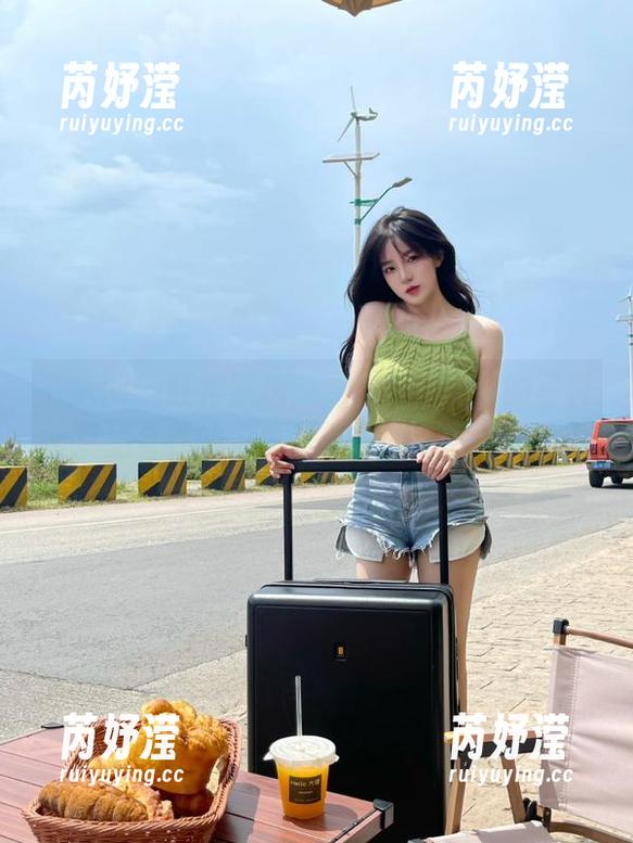 秀人网 - 红裙飘逸，夏诗诗Sally的写真里尽显女性的力量与美丽，尽在美图之中