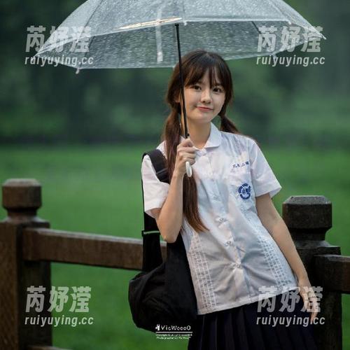 秀人网 - 娜娜子yy短裙优雅写真合集：每一张都如艺术般呈现，沁人心脾的夏日气息