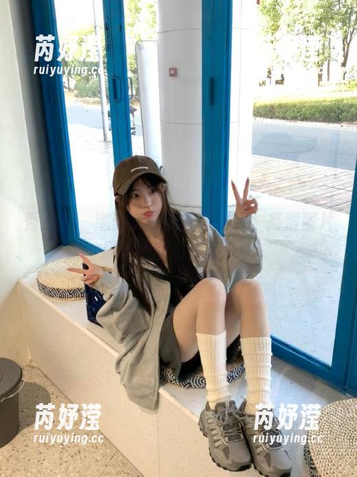 秀人网 - 娜比女友的写真之旅，高清图片展现她的甜美与真实