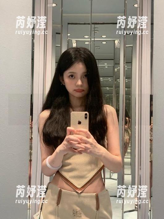 秀人网 - 容容容Alice睡衣写真集中的原图，记录下无与伦比的浪漫时刻
