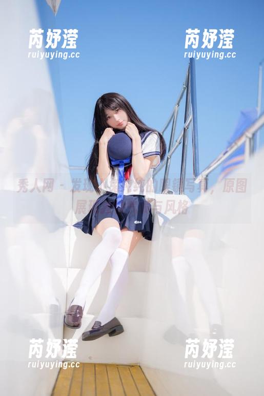 秀人网 - 发现小兔纯纯的眼镜写真，原图展现独特气质与风格