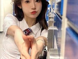 秀人网 – 小茉莉jasmine吊带瞬间定格，原图与图包一起带你领略她的独特风采！