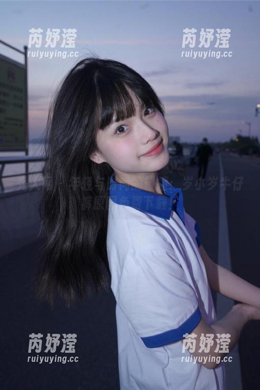 秀人网 - 年轻与时尚的碰撞：岁小岁牛仔裤原图免费下载！