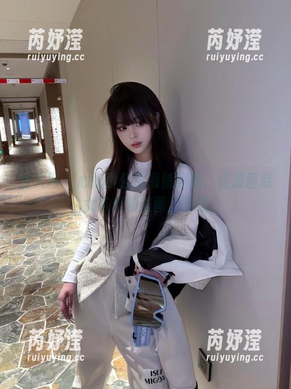 秀人网-心妍小公主 秀人网 - 心妍小公主倾情奉献,性感西装熟女写真精美图片下载!