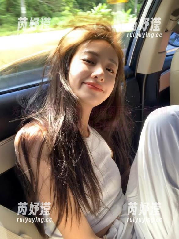 秀人网 - 恩一专属美脚原图更新，看我如何用自嘲展现自信魅力！