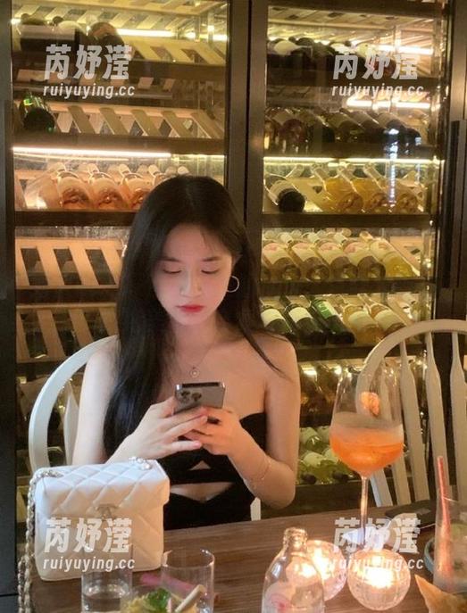 秀人网-月酱儿 秀人网 - 探索万圣节的魔法:月酱儿带来的绝美写真合集与惊喜美图