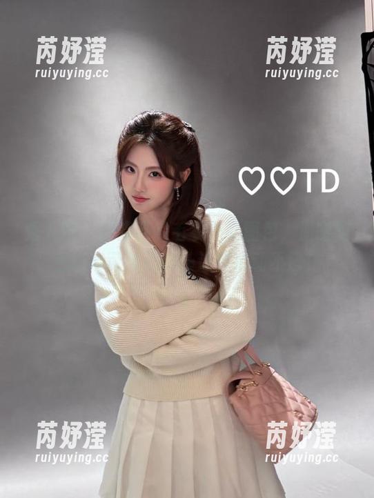 秀人网-桓淼淼 秀人网 - 桓淼淼的毛衣作品图包,温暖的色彩与可爱的设计让你心动不已!