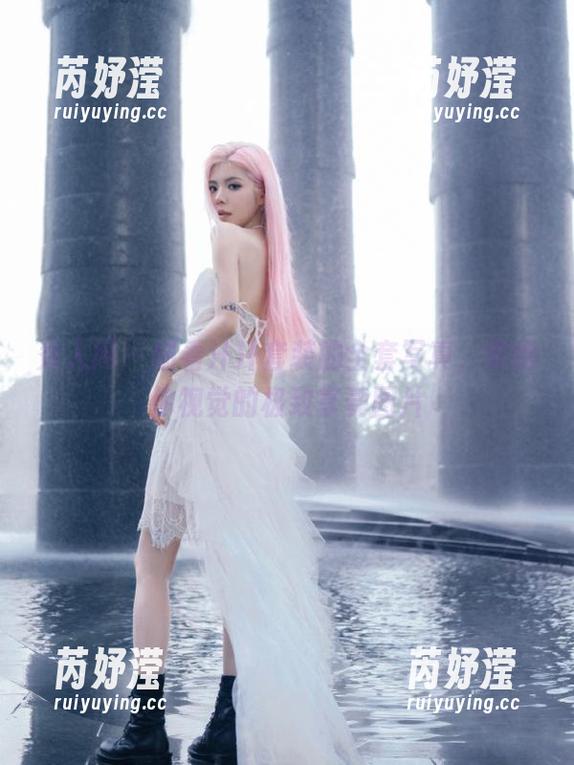 秀人网 - 细看汁汁套装的全套写真，带给你视觉的极致享受图片
