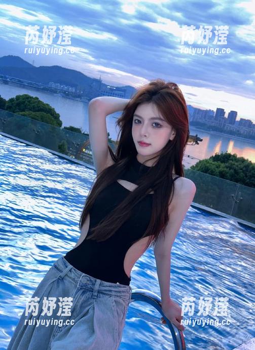 秀人网-璀灿 秀人网 - 走进璀灿的灰丝世界:独特写真图集,尽享丰富资源和美感
