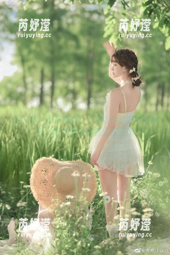 秀人网 - 私拍精品：白微Sera裤里丝图包，绝美演绎细腻肌肤线条